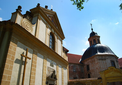 průčelí kostela a kapitulní síň
