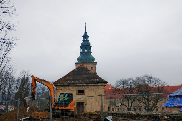 Zemní práce při severní ohradní zdi.