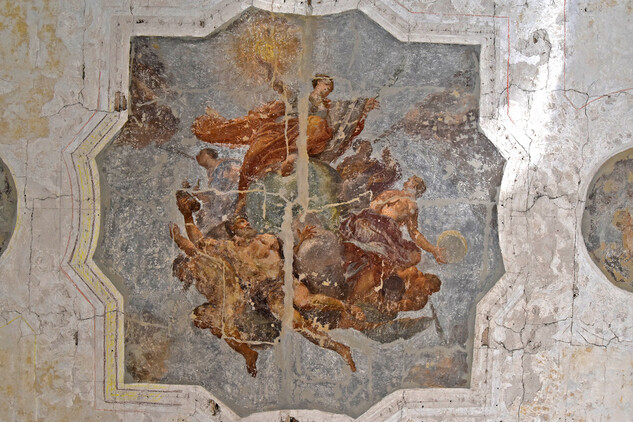 Barokní stropní malba je již zcela odkryta a restaurátoři pracují na jejím zajištění.