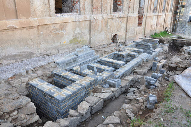 Zdění základů schodiště před vstupem do budoucího návštěvnického centra.