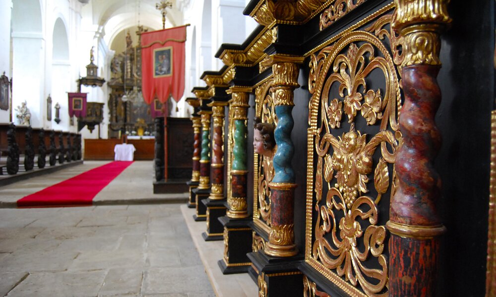 detail chórových lavic v hlavní lodi